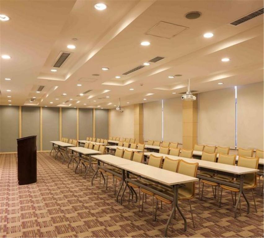 Ji Hotel Xianggang Middle Road Qingdao Eksteriør billede
